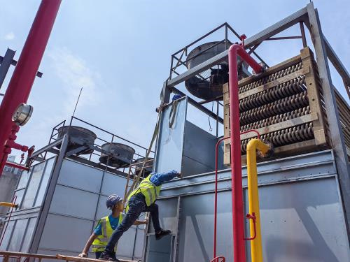 冷卻塔連接溢出水現象原因(冷卻塔冒水蒸汽是什么原因)