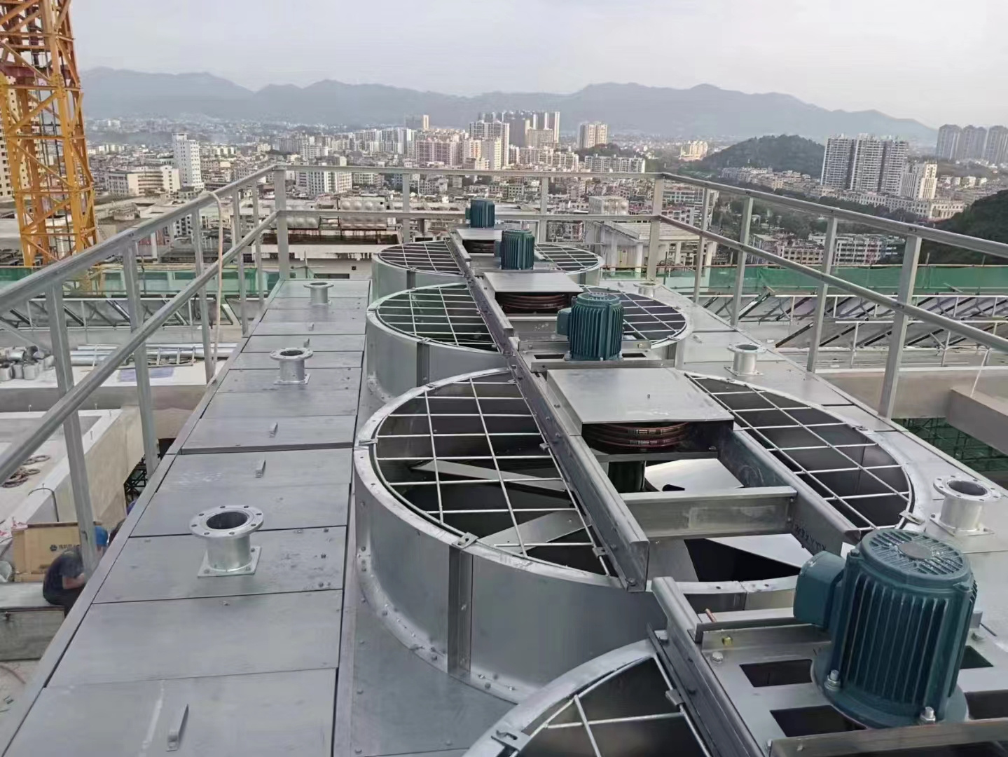 閉式冷卻塔的塔體結(jié)構(gòu)和重要部件有哪些組成？